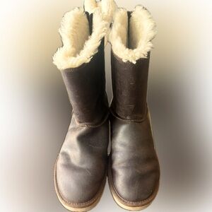 UGG Brown Leather Shearling-Lined Boots!